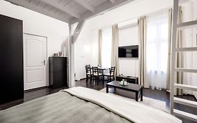 Charming Downtown Hideaway Steps From New York Cafe!